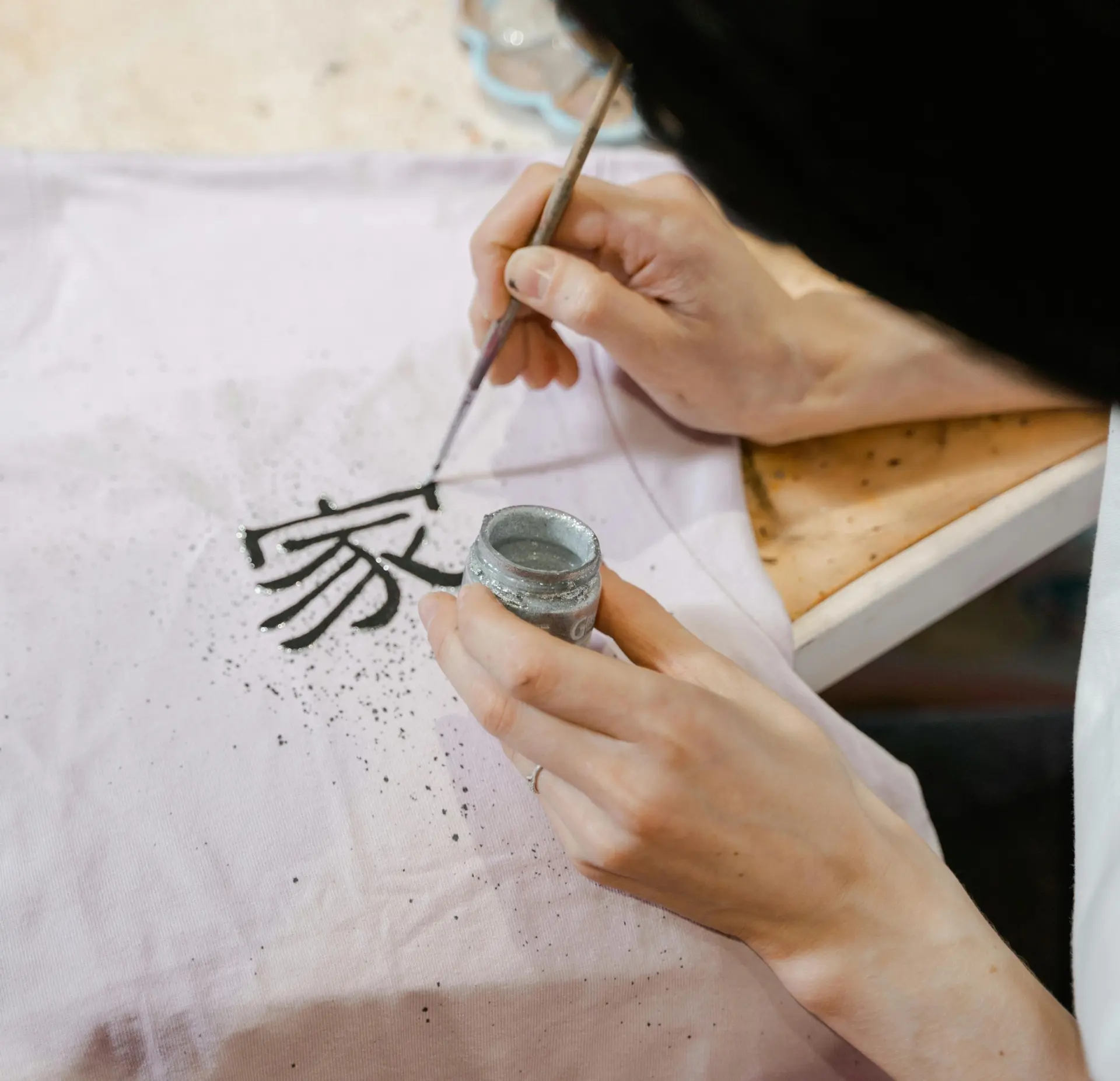 calligrafia cinese su t-shirt